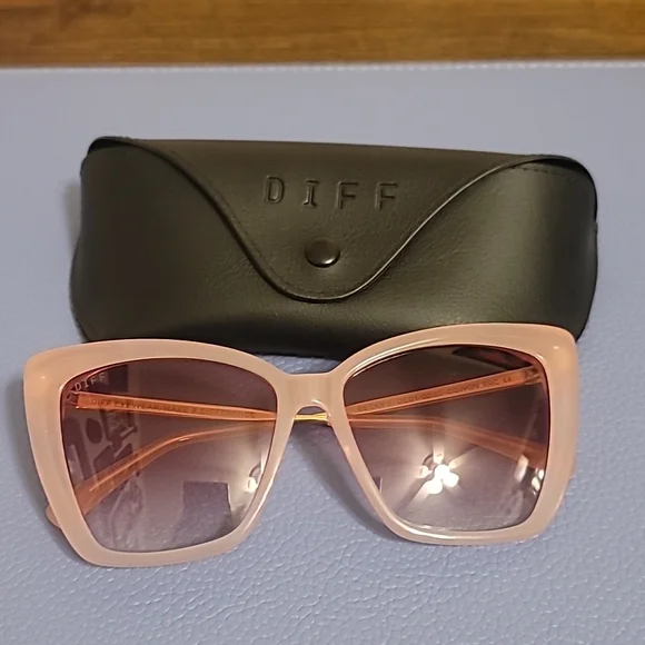 NWOT DIFF EYEWEAR BECKY STYLE SUNGLASSES Becky II Cat Eye Sunglasses | Black & Dark Smoke Lenses  main image 2
